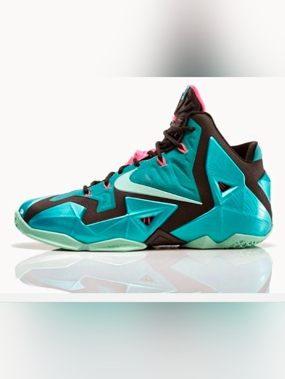 Nike SOUTH BEACH LEBRON JAMES Teal High-Top Basketball Shoes w Pink Accents 9.5